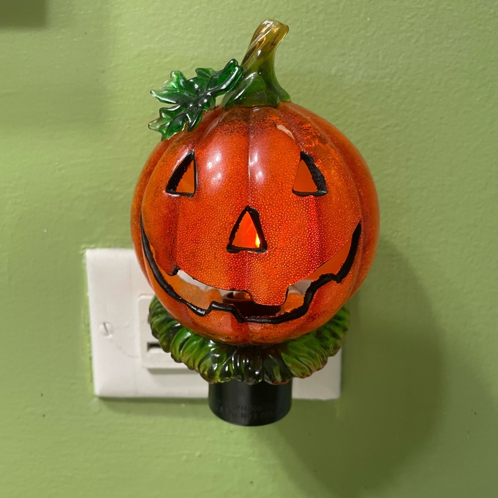 Pumpkin Night Light - Orange on/off switch rotating plug READ